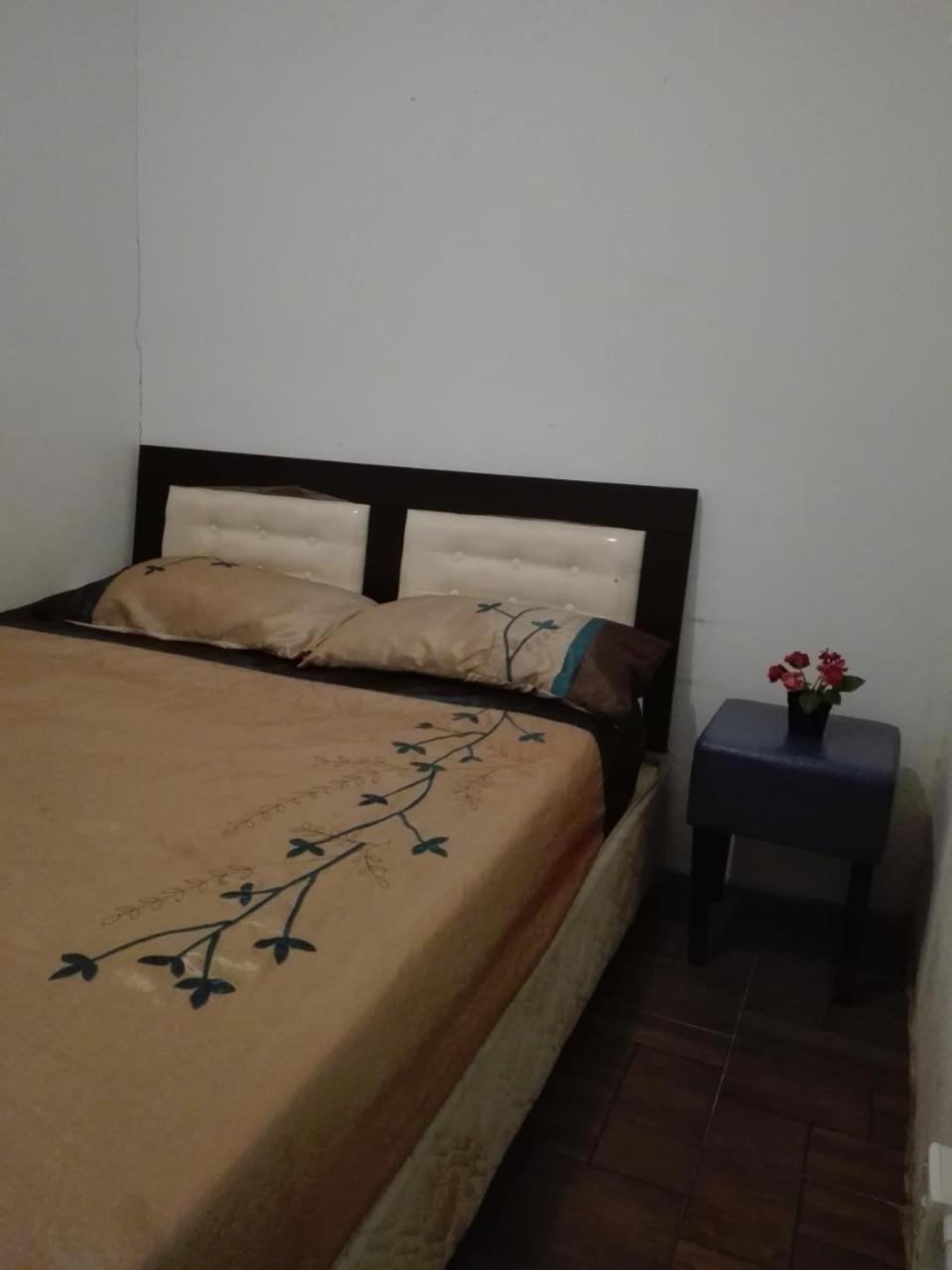 Tonight Hotel Hostel Джордж Таун Екстериор снимка